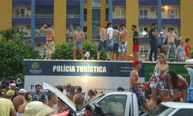 Entre os atos de vandalismo, foliões pularam em cima de um posto da Polícia Militar(foto: Policia Militar/Divulgação) Entre os atos de vandalismo, foliões pularam em cima de um posto da Polícia Militar(foto: Policia Militar/Divulgação)