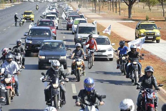 O grupo de PMs e bombeiros que chegou a interromper o trânsito em três pistas da avenida, sem ser repreendido pelo Detran ou pela PM, saiu do estacionamento do Estádio Nacional Mané Garrincha em direção Palácio do Buriti. Eles pressionam o governo local por aumento de salário(foto: Marcelo Ferreira/CB/D.A Press) O grupo de PMs e bombeiros que chegou a interromper o trânsito em três pistas da avenida, sem ser repreendido pelo Detran ou pela PM, saiu do estacionamento do Estádio Nacional Mané Garrincha em direção Palácio do Buriti. Eles pressionam o governo local por aumento de salário(foto: Marcelo Ferreira/CB/D.A Press)