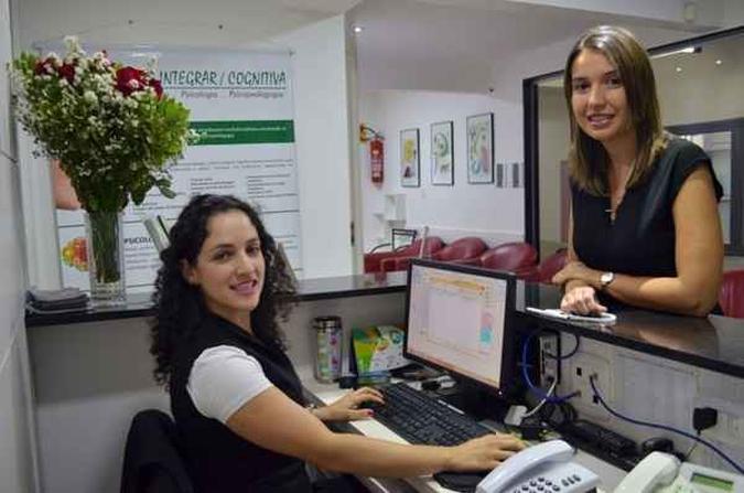Bruna (à direita, com a funcionária Fabiana Ferrugem) começou a trabalhar numa clínica como fonoaudióloga, mas a habilidade de comunicação apresentada se mostrou tão importante que ela foi promovida a gestora(foto: Gabriela Studart) Bruna (à direita, com a funcionária Fabiana Ferrugem) começou a trabalhar numa clínica como fonoaudióloga, mas a habilidade de comunicação apresentada se mostrou tão importante que ela foi promovida a gestora(foto: Gabriela Studart)