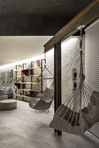 A casa coworking de Rafaella Vieira e Alex Brasileiro, do BORAnaOBRA, e de Luciana Lopes e Alexandre Rocha, do Interiores na Prática, é referência em escritórios despojados. Os balanços são um lugar para pausas de descanso no trabalho. (foto: Divulgação ) A casa coworking de Rafaella Vieira e Alex Brasileiro, do BORAnaOBRA, e de Luciana Lopes e Alexandre Rocha, do Interiores na Prática, é referência em escritórios despojados. Os balanços são um lugar para pausas de descanso no trabalho. (foto: Divulgação )