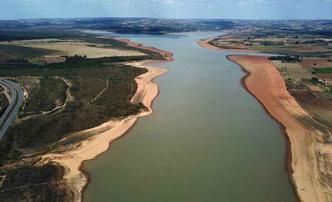 As chuvas têm caído regularmente desde o fim de outubro, mas o efeito ainda não foi sentido no nível dos reservatórios que abastecem o DF(foto: Breno Fortes/CB/D.A Press) As chuvas têm caído regularmente desde o fim de outubro, mas o efeito ainda não foi sentido no nível dos reservatórios que abastecem o DF(foto: Breno Fortes/CB/D.A Press)