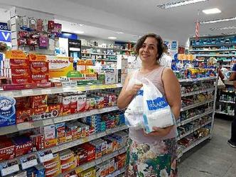 Mônica prefere comprar produtos básicos à vista. Teme a bomba relógio do crédito rotativo(foto: Andressa Paulino/Esp.CB/D.A Press) Mônica prefere comprar produtos básicos à vista. Teme a bomba relógio do crédito rotativo(foto: Andressa Paulino/Esp.CB/D.A Press)