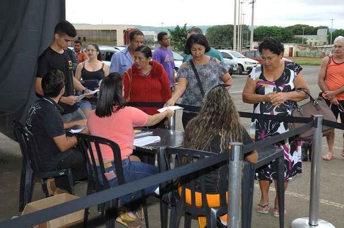O repasse dos documentos aconteceu em cerimônia no estacionamento do Ginásio de Múltiplas Funções(foto: Renato Araújo/Agência Brasília) O repasse dos documentos aconteceu em cerimônia no estacionamento do Ginásio de Múltiplas Funções(foto: Renato Araújo/Agência Brasília)