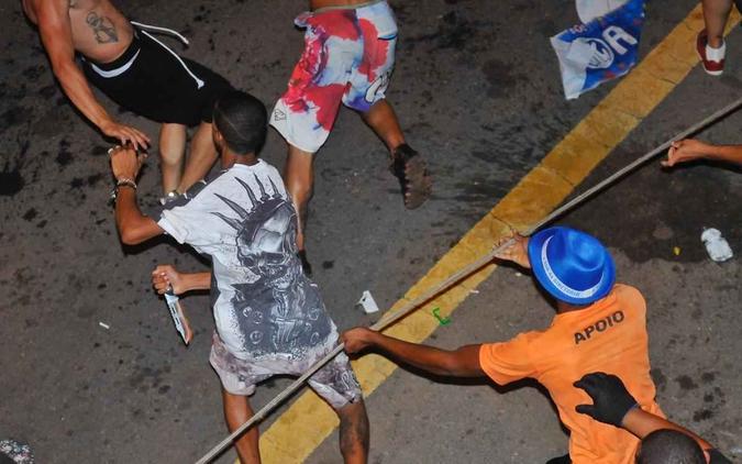 A equipe do Correio flagrou várias brigas durante o desfile de dois dos maiores blocos do Distrito Federal, inclsuive o momento em que um rapaz esfaqueava outro: o homem que desferiu os golpes foi detido pela PM na RodoviáriaMinervino Junior/CB/DA Press A equipe do Correio flagrou várias brigas durante o desfile de dois dos maiores blocos do Distrito Federal, inclsuive o momento em que um rapaz esfaqueava outro: o homem que desferiu os golpes foi detido pela PM na RodoviáriaMinervino Junior/CB/DA Press