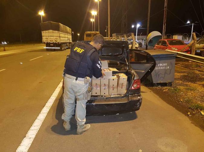 Além de transportar carga sem condições de higiene, homem apresentou uma nota fiscal que não condizia com o peso das carnes(foto: Divulgação/PRF) Além de transportar carga sem condições de higiene, homem apresentou uma nota fiscal que não condizia com o peso das carnes(foto: Divulgação/PRF)