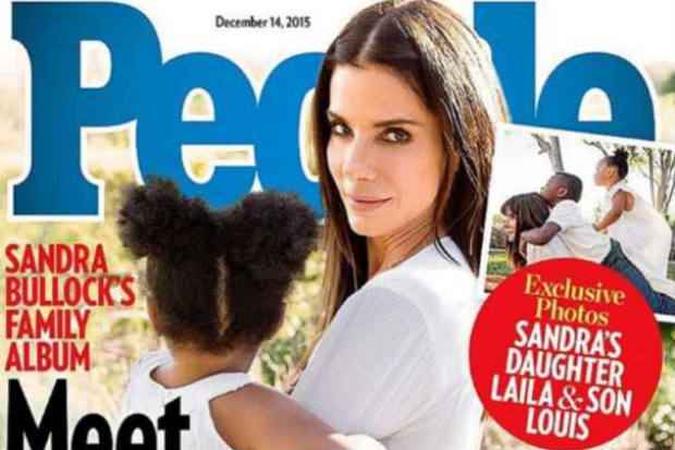''Conheça minha pequena garota'', diz a capa da revista, que traz Sandra Bullock ao lado de Laila e Louis(foto: People/Reprodução) ''Conheça minha pequena garota'', diz a capa da revista, que traz Sandra Bullock ao lado de Laila e Louis(foto: People/Reprodução)