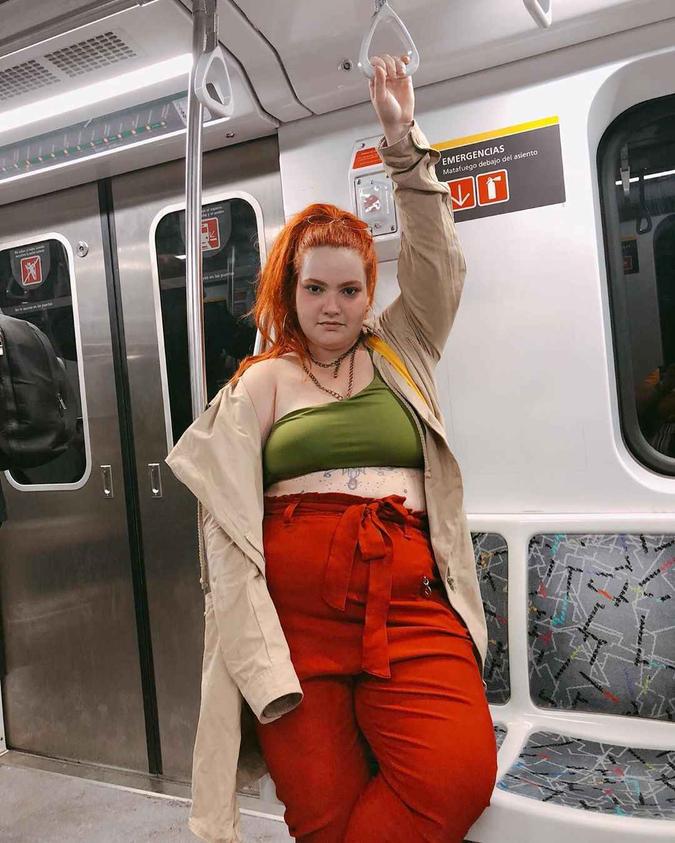 Biquíni no metrô? A modelo Isabella Trad é prova que dá certo, sim! A parte de cima do biquíni da marca Ananola faz as vezes de um top e a calça de alfaiataria e o casaco são aliados na hora de adicionar ainda mais características casuais ao look.(foto: Divulgação/Instagram) Biquíni no metrô? A modelo Isabella Trad é prova que dá certo, sim! A parte de cima do biquíni da marca Ananola faz as vezes de um top e a calça de alfaiataria e o casaco são aliados na hora de adicionar ainda mais características casuais ao look.(foto: Divulgação/Instagram)