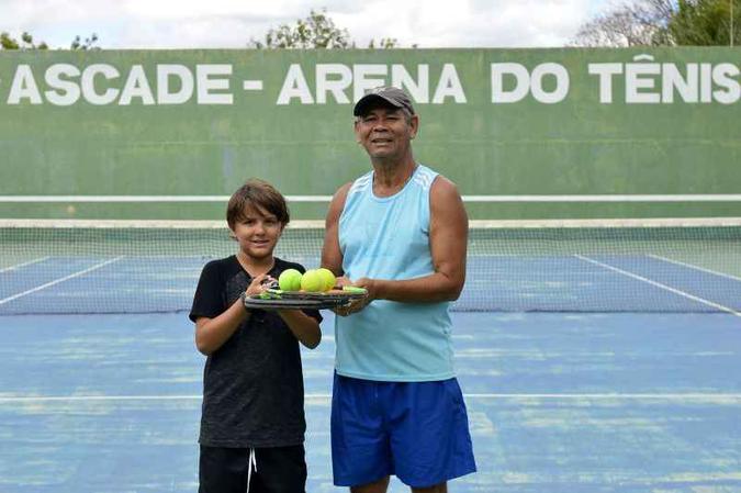 Aulas de t�nis na Ascade formam atletas como Gabriel Campos. O t�cnico Josemar Costa se orgulha das atividades(foto: Marcelo Ferreira/CB/D.A Press)