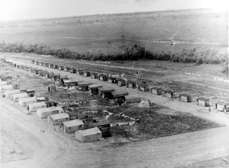 Por causa das barracas feitas de lona, acampamento ganhou o apelido de Lonalândia (foto: Arquivo/Administração da Candangolândia) Por causa das barracas feitas de lona, acampamento ganhou o apelido de Lonalândia (foto: Arquivo/Administração da Candangolândia)