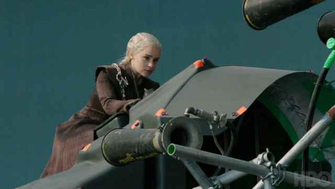 Os momentos em que Daenerys voa com Drogon foram registrados em um estúdio, com a ajuda de chroma key(foto: YouTube/Reprodução) Os momentos em que Daenerys voa com Drogon foram registrados em um estúdio, com a ajuda de chroma key(foto: YouTube/Reprodução)