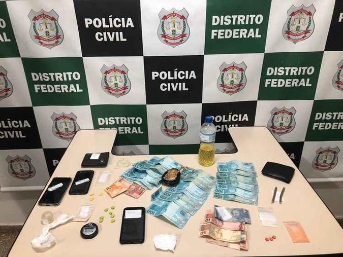 Além das drogas, a PCDF apreendeu R$ 2 mil em espécie com o alvo da investigação(foto: PCDF/Divulgação) Além das drogas, a PCDF apreendeu R$ 2 mil em espécie com o alvo da investigação(foto: PCDF/Divulgação)