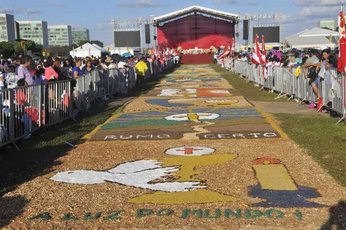 Aproximadamente 600 jovens vão participar da montagem do tradicional tapete, que deve atingir 120 metros(foto: Minervino Junior/CB/D.A Press) Aproximadamente 600 jovens vão participar da montagem do tradicional tapete, que deve atingir 120 metros(foto: Minervino Junior/CB/D.A Press)