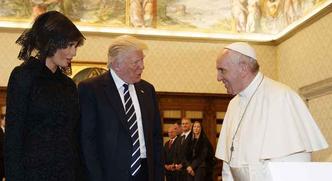 O papa recebeu Trump com um aperto de mãos e rosto sorridente na porta da biblioteca. Depois o convidou a entrar no escritório papal(foto: Evan Vucci/POOL/AFP) O papa recebeu Trump com um aperto de mãos e rosto sorridente na porta da biblioteca. Depois o convidou a entrar no escritório papal(foto: Evan Vucci/POOL/AFP)