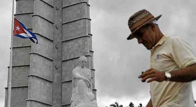 A primeira homenagem ocorrerá na Praça da Revolução, palco de discursos históricos do comandante. Uma procissão de 960 km levará as cinzas até o local do enterro(foto: Pedro Pardo/AFP) A primeira homenagem ocorrerá na Praça da Revolução, palco de discursos históricos do comandante. Uma procissão de 960 km levará as cinzas até o local do enterro(foto: Pedro Pardo/AFP)