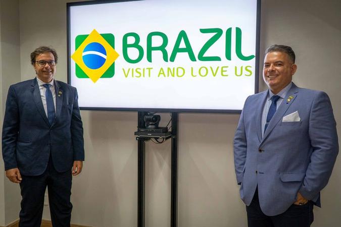 A nova marca foi desenvolvida pelos próprios servidores da Embratur. Gilson Machado Neto, presidente da Embratur, e Osvaldo Matos de Melo Júnior (direita), diretor de Marketing (foto: Pablo Peixoto/Embratur) A nova marca foi desenvolvida pelos próprios servidores da Embratur. Gilson Machado Neto, presidente da Embratur, e Osvaldo Matos de Melo Júnior (direita), diretor de Marketing (foto: Pablo Peixoto/Embratur)