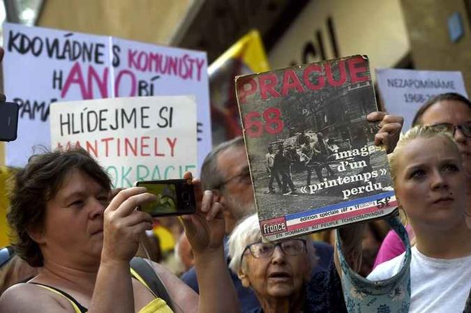 Pessoas manifestam contra o governo durante as comemorações do 50º aniversário da invasão soviética da antiga Tchecoslováquia, em 1968.(foto: Michael Cizek/ AFP) Pessoas manifestam contra o governo durante as comemorações do 50º aniversário da invasão soviética da antiga Tchecoslováquia, em 1968.(foto: Michael Cizek/ AFP)