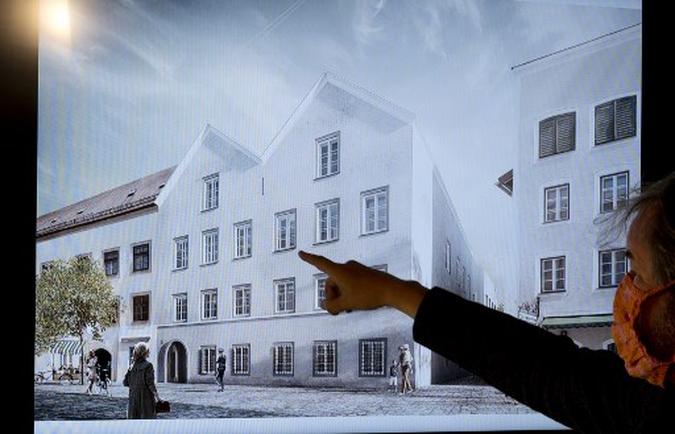 Um homem aponta o dedo para uma tela que mostra o plano escolhido para o redesenho arquitetônico da casa de nascimento de Adolf Hitler, durante uma conferência de imprensa no Ministério do Interior em Viena, Áustria, em 2 de junho de 2020. (foto: JOE KLAMAR / AFP) Um homem aponta o dedo para uma tela que mostra o plano escolhido para o redesenho arquitetônico da casa de nascimento de Adolf Hitler, durante uma conferência de imprensa no Ministério do Interior em Viena, Áustria, em 2 de junho de 2020. (foto: JOE KLAMAR / AFP)