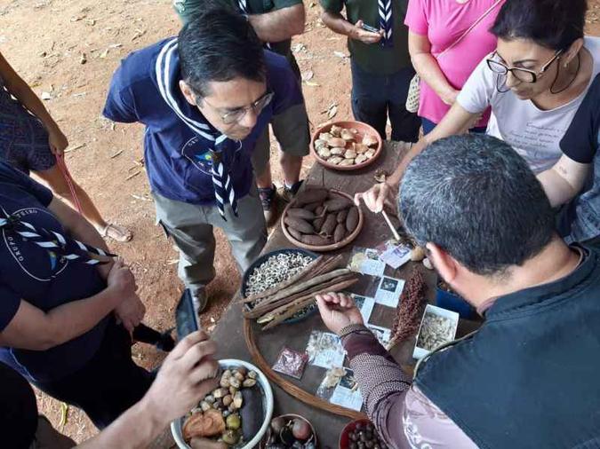 Em encontros, os voluntários conhecem mais sobre sementes e plantio de mudas(foto: Arquivo Pessoal) Em encontros, os voluntários conhecem mais sobre sementes e plantio de mudas(foto: Arquivo Pessoal)