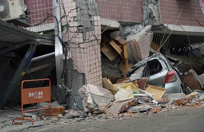 Diversos carros foram esmagados após um edifício se mover da fundação e ficar inclinado depois de um terremoto de 6,4 graus que atingiu a cidade de Hualien, em Taiwan Oriental. Equipes de resgate buscavam sobreviventes em edifícios que se inclinaram após o tremos que deixou mortos e centenas de feridosPaul Yang/AFP Diversos carros foram esmagados após um edifício se mover da fundação e ficar inclinado depois de um terremoto de 6,4 graus que atingiu a cidade de Hualien, em Taiwan Oriental. Equipes de resgate buscavam sobreviventes em edifícios que se inclinaram após o tremos que deixou mortos e centenas de feridosPaul Yang/AFP