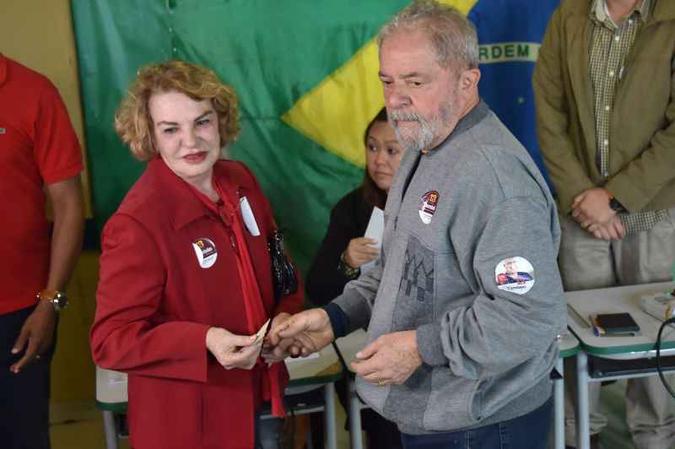 Lula ao lado de Marisa, em outubro de 2016(foto: Nelson Almeida/AFP) Lula ao lado de Marisa, em outubro de 2016(foto: Nelson Almeida/AFP)