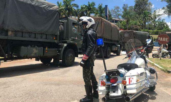Os militares foram levados para uma faculdade da cidade onde está instalado o Centro de Comando(foto: Larissa Ricci/EM/D.A.Press) Os militares foram levados para uma faculdade da cidade onde está instalado o Centro de Comando(foto: Larissa Ricci/EM/D.A.Press)