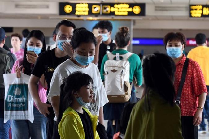 Os gastos de consumo, especialmente em transporte e diversão, caíram 10% e o crescimento do PIB da China pode cair em cerca de 1,2 ponto, segundo a agência Standard & Poor's.(foto: LAKRUWAN WANNIARACHCHI / AFP) Os gastos de consumo, especialmente em transporte e diversão, caíram 10% e o crescimento do PIB da China pode cair em cerca de 1,2 ponto, segundo a agência Standard & Poor's.(foto: LAKRUWAN WANNIARACHCHI / AFP)