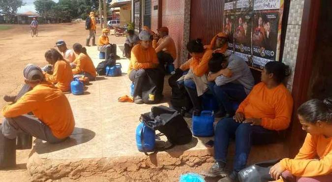 Trabalhadores rurais, após passarem mal novamente, esperam transporte para serem encaminhados ao atendimento médico(foto: Arquivo pessoal) Trabalhadores rurais, após passarem mal novamente, esperam transporte para serem encaminhados ao atendimento médico(foto: Arquivo pessoal)
