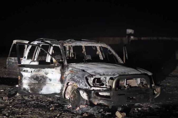 Carro usado pelos autores do ataque ficou destruído(foto: Mohamed El-Shahed/AFP) Carro usado pelos autores do ataque ficou destruído(foto: Mohamed El-Shahed/AFP)