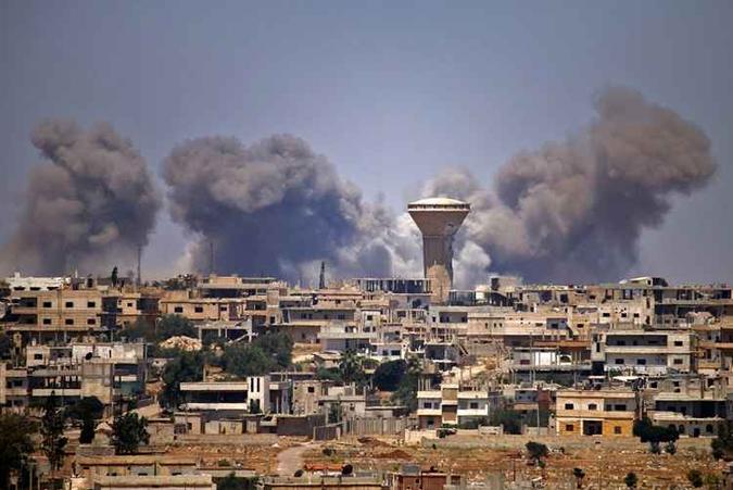 Desde 2011 fracassaram todas as iniciativas internacionais para encontrar uma solução à guerra na Síria, que provocou mais de 350.000 mortes(foto: Mohamad Abazeed/AFP Photo) Desde 2011 fracassaram todas as iniciativas internacionais para encontrar uma solução à guerra na Síria, que provocou mais de 350.000 mortes(foto: Mohamad Abazeed/AFP Photo)