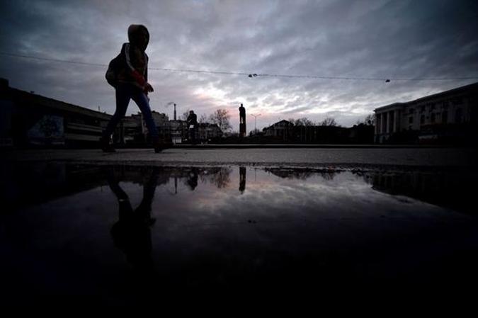 Jovem caminha pela Lenin Square no centro de Simferopol. A Criméia declarou independência nesta segunda-feira (17/3) e é candidata à adesão da Rússia.(foto: Filippo Monteforte/AFP photo) Jovem caminha pela Lenin Square no centro de Simferopol. A Criméia declarou independência nesta segunda-feira (17/3) e é candidata à adesão da Rússia.(foto: Filippo Monteforte/AFP photo)