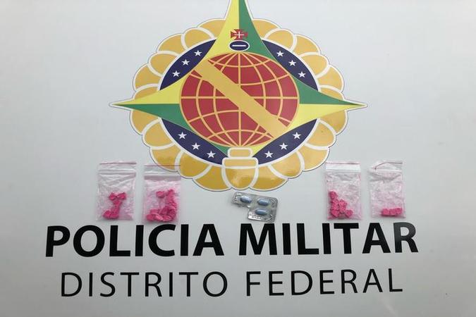 O suspeito carregava mais de 20 comprimidos da droga(foto: PMDF/Divulgação) O suspeito carregava mais de 20 comprimidos da droga(foto: PMDF/Divulgação)