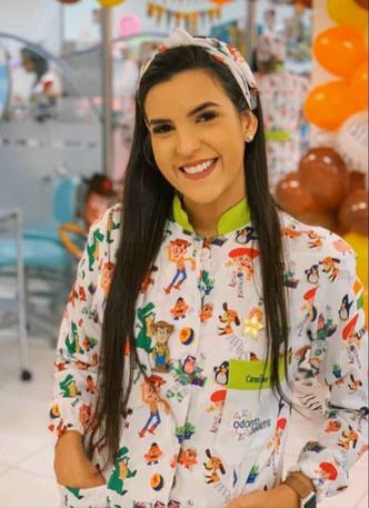 ''É a melhor alternativa dentro de tudo isso que estamos vivendo. Nos mantemos conectados com os professores e mesmo assim privilegiamos a saúde de todos'', opina Caroline, estudante de odontologia(foto: Arquivo Pessoal) ''É a melhor alternativa dentro de tudo isso que estamos vivendo. Nos mantemos conectados com os professores e mesmo assim privilegiamos a saúde de todos'', opina Caroline, estudante de odontologia(foto: Arquivo Pessoal)
