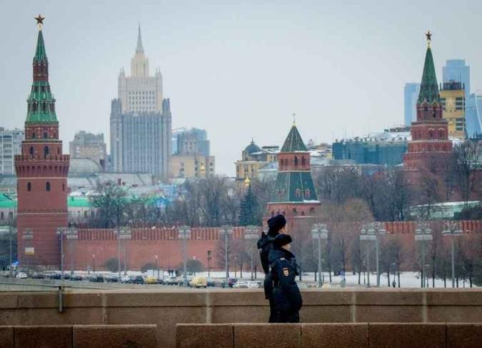 Policiais patrulham ponte em Moscou, na Rússia, em março(foto: AFP/Arquivos / Mladen Antonov) Policiais patrulham ponte em Moscou, na Rússia, em março(foto: AFP/Arquivos / Mladen Antonov)