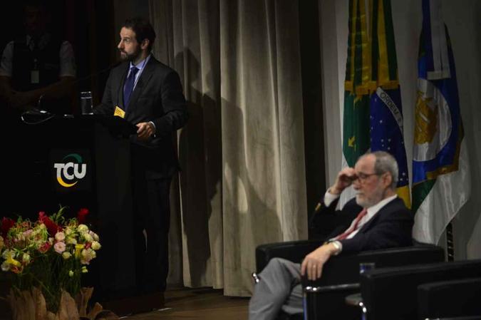 O secretário de Desenvolvimento da Indústria, Comércio, Serviço e Inovação, Caio Megale (esquerda) e o ex-secretário da Receita Federal, Everardo Maciel (direita)(foto: Marcelo Ferreira/CB/D.A Press) O secretário de Desenvolvimento da Indústria, Comércio, Serviço e Inovação, Caio Megale (esquerda) e o ex-secretário da Receita Federal, Everardo Maciel (direita)(foto: Marcelo Ferreira/CB/D.A Press)
