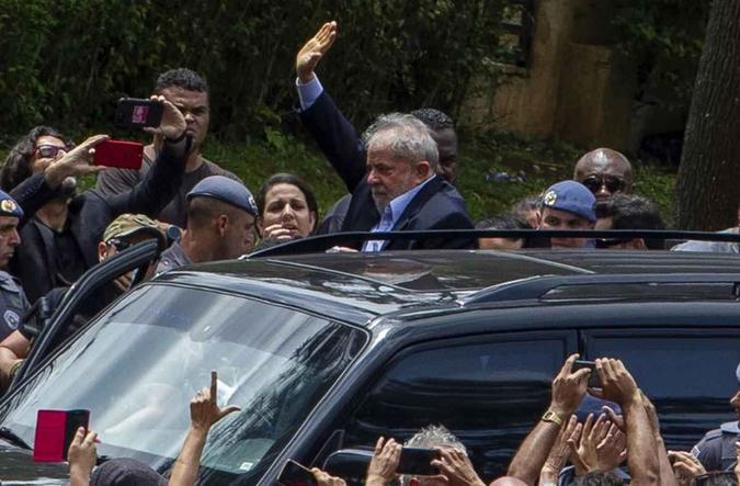 Lula acena para simpatizantes ao deixar cemitérioMiguel Schincariol/AFP Lula acena para simpatizantes ao deixar cemitérioMiguel Schincariol/AFP