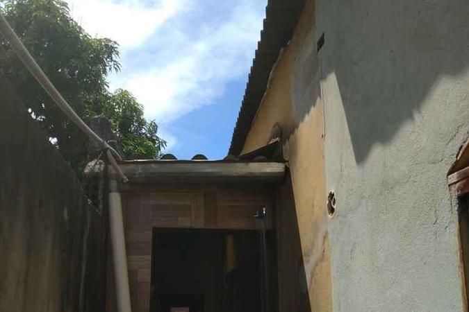 Conforme apuração da PM, o invasor utilizou o telhado para entrar na casa(foto: PMDF/Divulgação) Conforme apuração da PM, o invasor utilizou o telhado para entrar na casa(foto: PMDF/Divulgação)