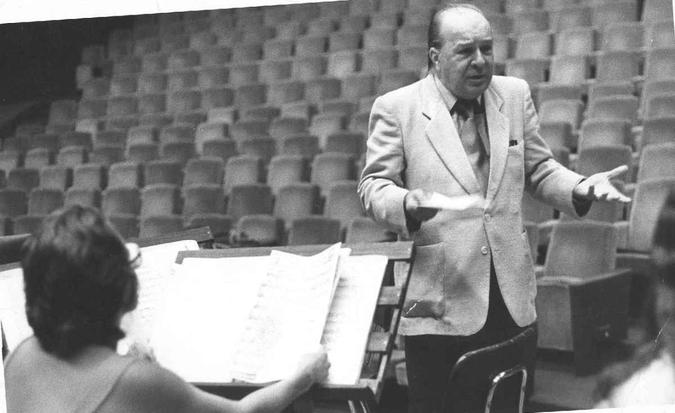 Maestro Claudio Santoro na sala Villa-Lobos do Teatro Nacional, casa da orquestra fundada pelo compositor(foto: Milla Petrillo/CB/D.A Press - 24/2/86) Maestro Claudio Santoro na sala Villa-Lobos do Teatro Nacional, casa da orquestra fundada pelo compositor(foto: Milla Petrillo/CB/D.A Press - 24/2/86)