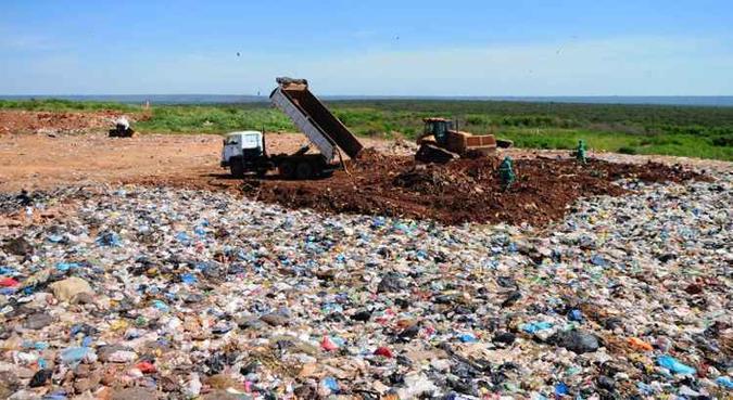 Caminhão do SLU despeja entulhos de obras e terra para cobrir a área onde os catadores trabalhavam (foto: Dênio Simões/Agência Brasília) Caminhão do SLU despeja entulhos de obras e terra para cobrir a área onde os catadores trabalhavam (foto: Dênio Simões/Agência Brasília)