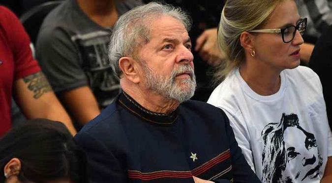 A defesa do ex-presidente Lula alega que o imediato cumprimento da pena após condenação em 2ª instância de Justiça viola o princípio constitucional da presunção de inocência(foto: NELSON ALMEIDA) A defesa do ex-presidente Lula alega que o imediato cumprimento da pena após condenação em 2ª instância de Justiça viola o princípio constitucional da presunção de inocência(foto: NELSON ALMEIDA)
