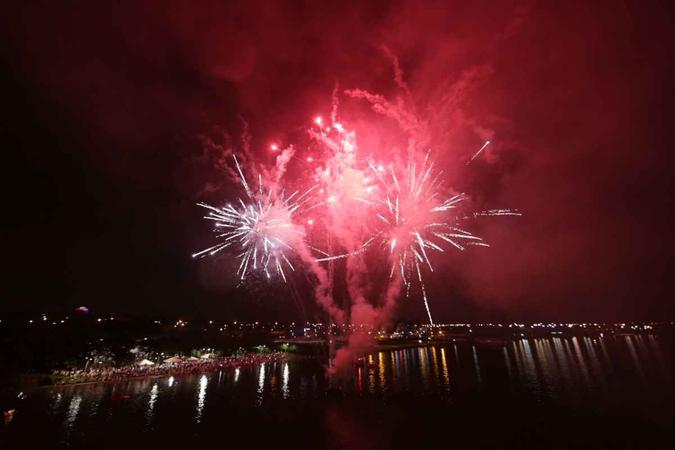 À meia-noite, os fogos de artifício foram lançados na beira da ponte Costa e Silva(foto: Wallace Martins/Esp CB/DA Press) À meia-noite, os fogos de artifício foram lançados na beira da ponte Costa e Silva(foto: Wallace Martins/Esp CB/DA Press)