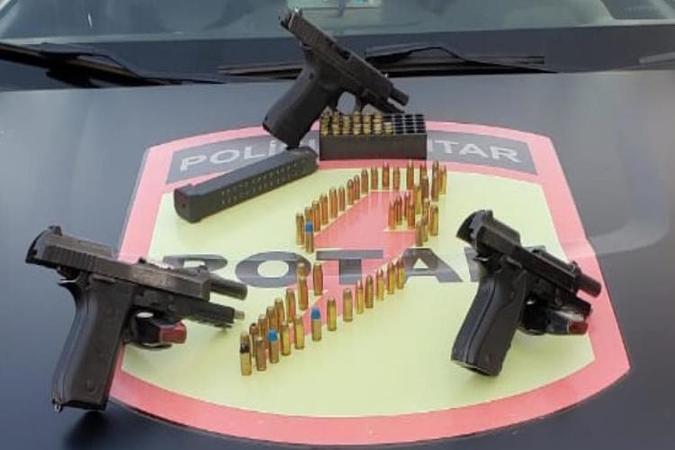 Os policiais apreenderam três armas de fogo e munições(foto: PMDF/Divulgação) Os policiais apreenderam três armas de fogo e munições(foto: PMDF/Divulgação)