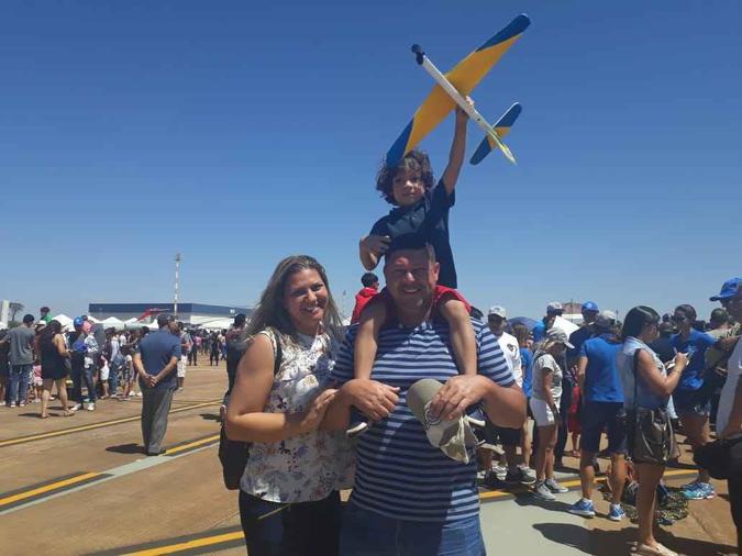 O motorista Ricardo Pereira, 39, e a administradora Helaine Cristine Lourenço, 36, vieram de Samambaia para mostrar a exposição ao pequeno Davi, de 3 anos(foto: Juliana Andrade/Esp. CB/D.A) O motorista Ricardo Pereira, 39, e a administradora Helaine Cristine Lourenço, 36, vieram de Samambaia para mostrar a exposição ao pequeno Davi, de 3 anos(foto: Juliana Andrade/Esp. CB/D.A)