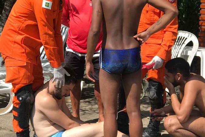 Após ser retirado da água, o homem foi avaliado pelos bombeiros e não precisou ser encaminhado ao hospital(foto: PMDF/Divulgação) Após ser retirado da água, o homem foi avaliado pelos bombeiros e não precisou ser encaminhado ao hospital(foto: PMDF/Divulgação)