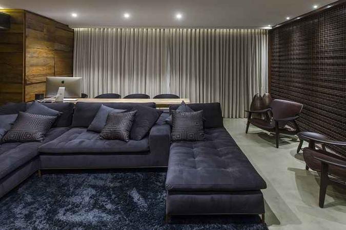 A arquiteta Larissa Dias desenvolveu o projeto desse living com elementos naturais. A cortina na cor clara é um dos recursos utilizados para quebrar a rusticidade da madeira de demolição e do ferro, presentes na parede lateral. O grande sofá da sala, o tapete felpudo e os móveis em madeira deram um ar aconchegante e contemporâneo ao ambiente. (foto: Clausem Bonifacio/Divulgação) A arquiteta Larissa Dias desenvolveu o projeto desse living com elementos naturais. A cortina na cor clara é um dos recursos utilizados para quebrar a rusticidade da madeira de demolição e do ferro, presentes na parede lateral. O grande sofá da sala, o tapete felpudo e os móveis em madeira deram um ar aconchegante e contemporâneo ao ambiente. (foto: Clausem Bonifacio/Divulgação)