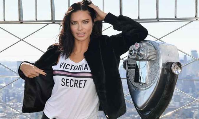 Modelo fez a divulgação do desfile em Nova York na última terça-feira (6)(foto: AFP / Angela Weiss) Modelo fez a divulgação do desfile em Nova York na última terça-feira (6)(foto: AFP / Angela Weiss)