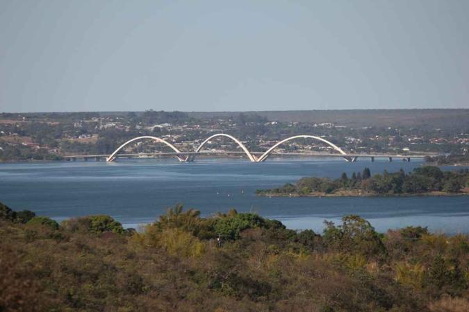 A seca e o calor prevalecem neste domingo no DF. A umidade mínima pode chegar a 20%. O céu fica claro a parcialmente nublado e com nevoa seca. (foto: Arthur Menescal/Esp. CB/D.A. Press) A seca e o calor prevalecem neste domingo no DF. A umidade mínima pode chegar a 20%. O céu fica claro a parcialmente nublado e com nevoa seca. (foto: Arthur Menescal/Esp. CB/D.A. Press)