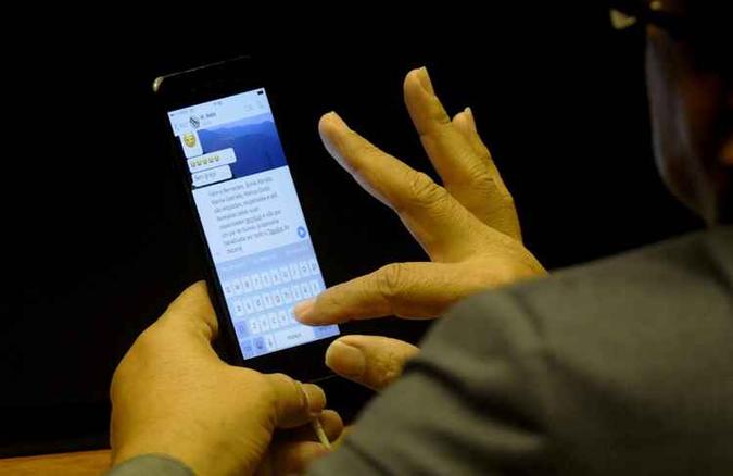 A lei também permite que o aparelho seja apreendido, algo que os professores não tinham o direito de fazer até agora. (foto: Ed Alves/CB/D.A Press) A lei também permite que o aparelho seja apreendido, algo que os professores não tinham o direito de fazer até agora. (foto: Ed Alves/CB/D.A Press)