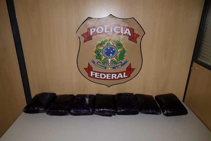 Droga estava escondida sob cobertor, na bagagem do suspeito(foto: Polícia Federal/Divulgação) Droga estava escondida sob cobertor, na bagagem do suspeito(foto: Polícia Federal/Divulgação)