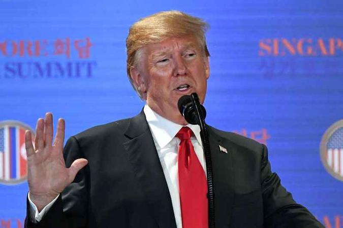 Trump e Kim assinaram ontem um acordo que prevê a completa desnuclearização da Península Coreana(foto: Anthony Wallace/AFP) Trump e Kim assinaram ontem um acordo que prevê a completa desnuclearização da Península Coreana(foto: Anthony Wallace/AFP)