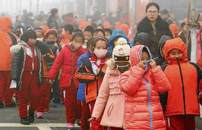 Crianças chinesas tentam se proteger da poluição: má qualidade do ar está relacionada a males como câncer de pulmão e doenças cardíacas(foto: AFP - 23/12/15) Crianças chinesas tentam se proteger da poluição: má qualidade do ar está relacionada a males como câncer de pulmão e doenças cardíacas(foto: AFP - 23/12/15)
